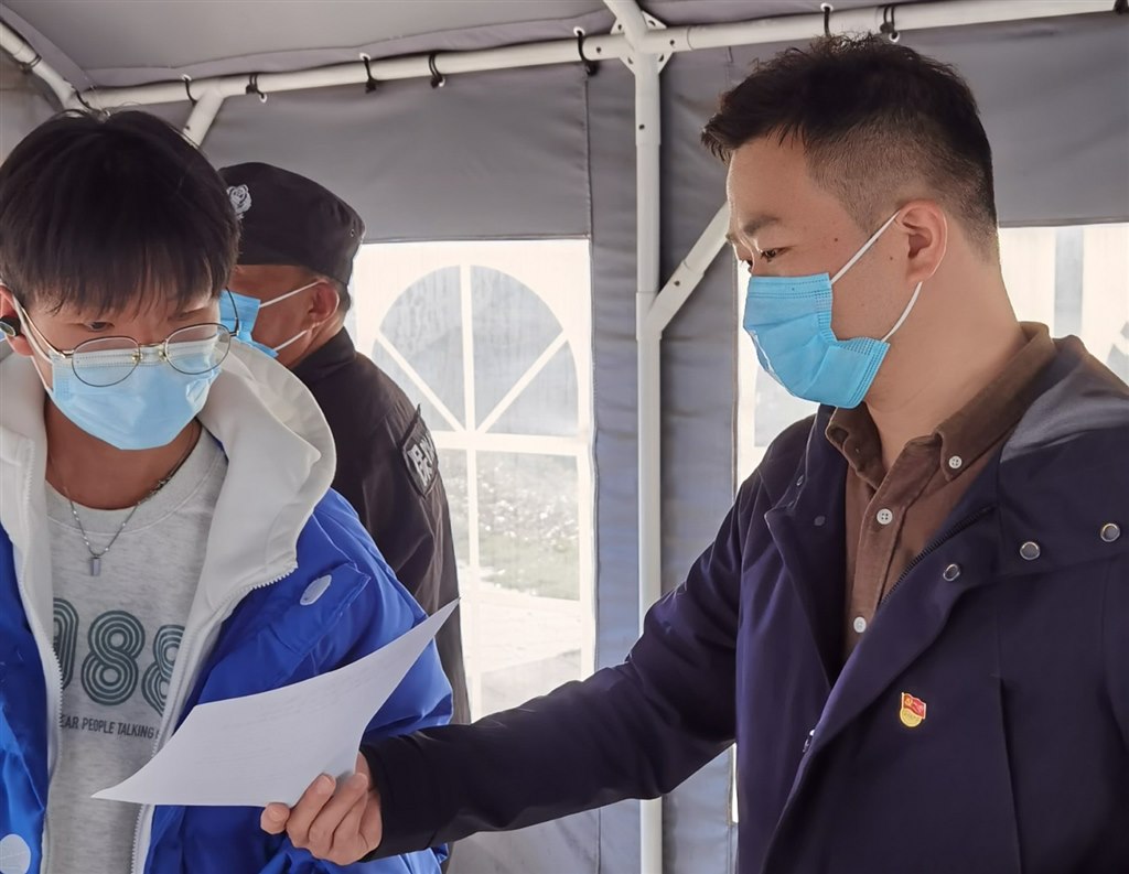 汽车学院党员张青参与志愿服务活动.jpg