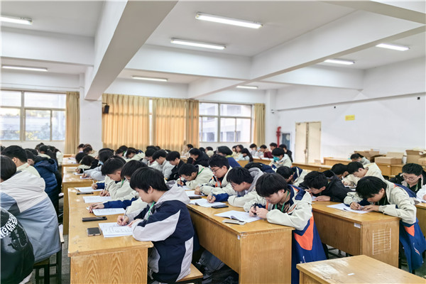 学生认真记录.jpg