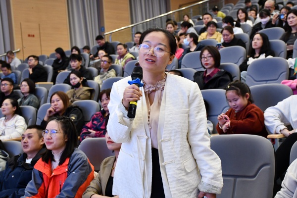 老师与家长的活动2.JPG