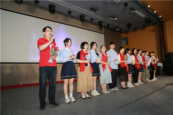 9班主任代表祝愿.jpg