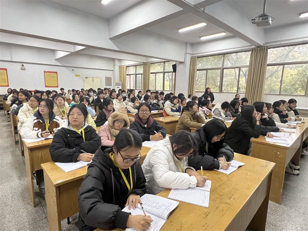 6学生认真笔记.JPG