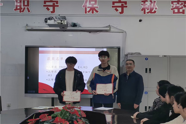 3 吴仁玉院长为获奖学生颁奖.jpg