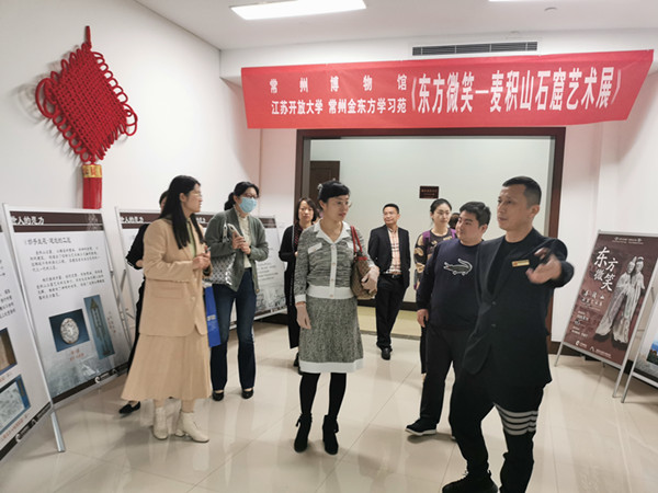 2参观艺术展.jpg