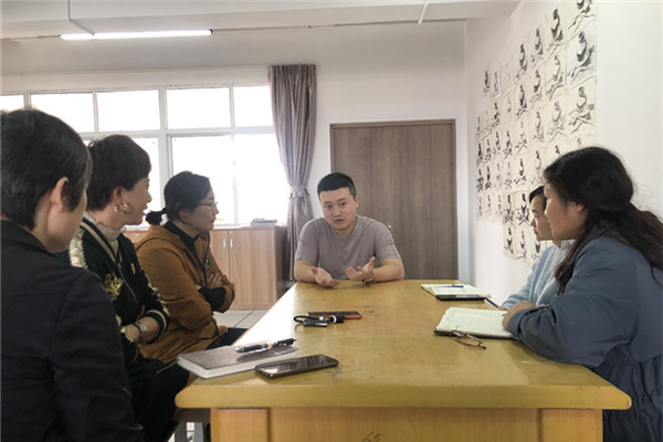 老师们进行教学研讨_副本.jpg