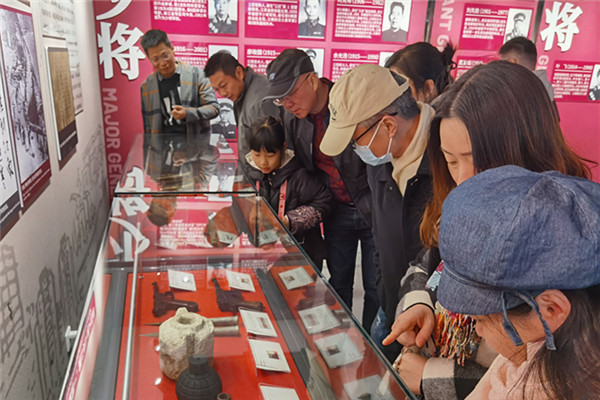 参观2_副本.jpg