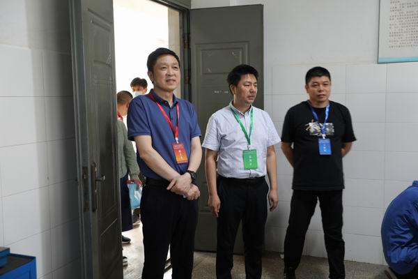 4江理工领导巡视考场.jpg