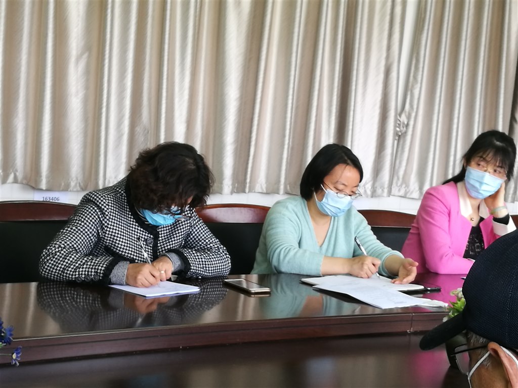 评委认真记录1.jpg