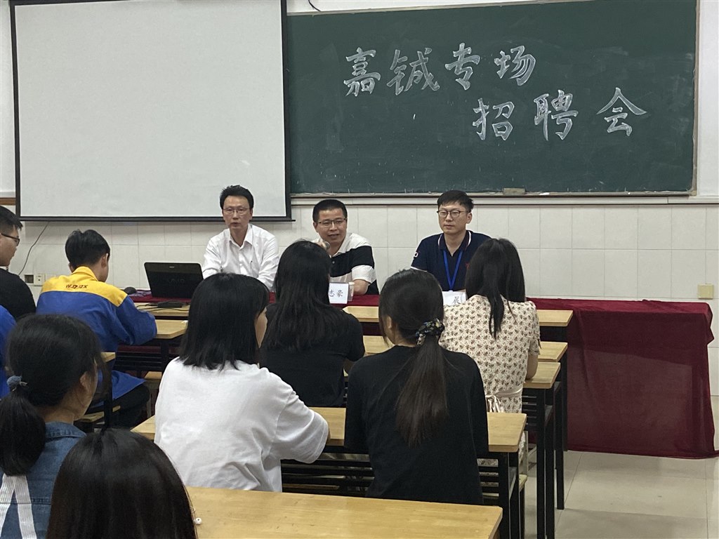 杨志豪副书记跟学生交流.JPG