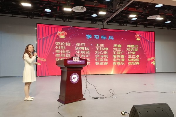 1杨菁副主任主持会议.jpg