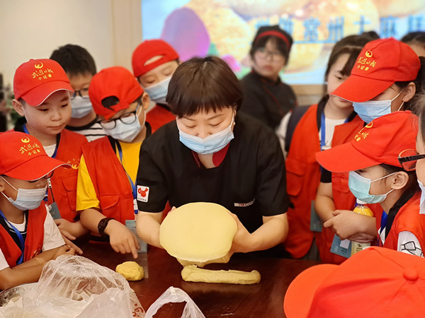 严玉华老师边做边讲.jpg