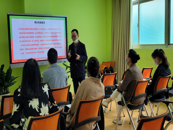 会场上各位老师对项目预计成效展开讨论.jpg