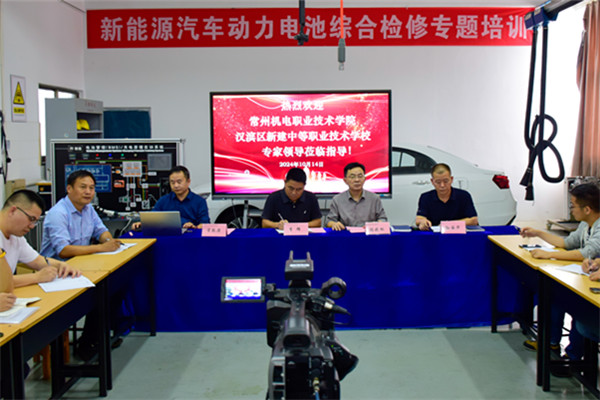 汽车工程学院举办“新能源汽车动力电池综合检修”专题培训讲座_副本.jpg