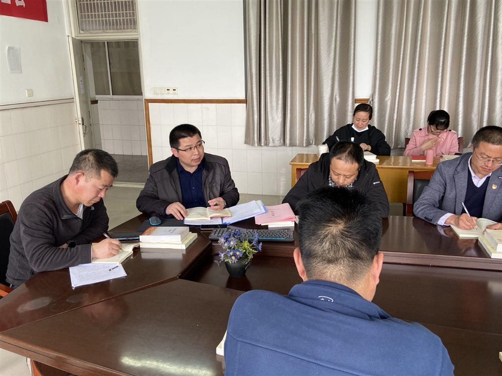 主题党日3杨志豪主持学习.jpg