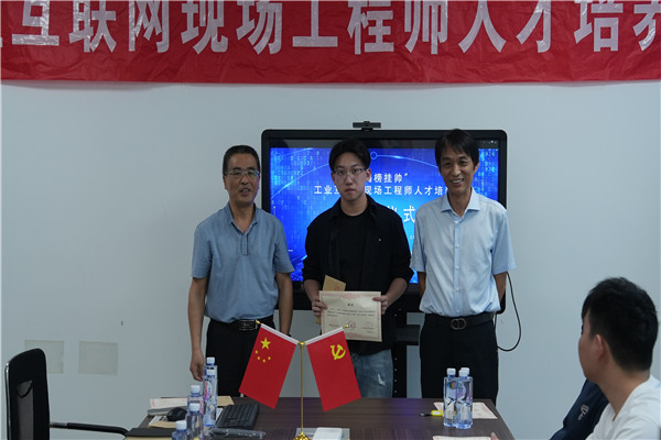 2颁发证书和奖学金.jpg