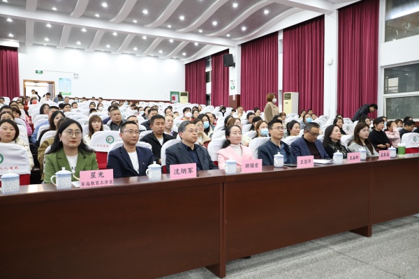 坂小家长聆听中.JPG