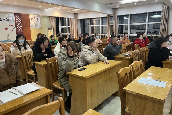 家长们互动.jpg