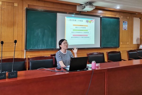 谢芳书记生动的讲解中_副本.jpg
