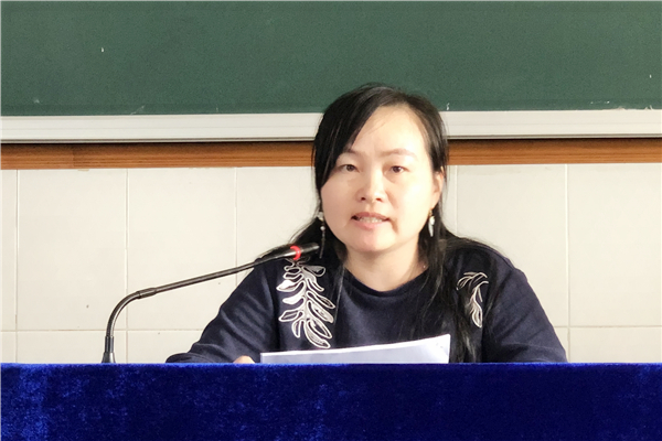 王主任带领教师对师德师风和最新教学文件进行再学习 (2)_副本.jpg