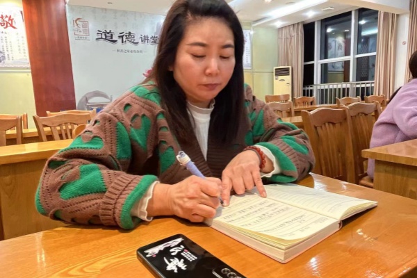 家长认真做笔记.jpg