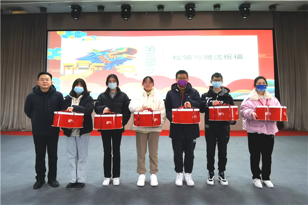 张校长校领导送祝福_副本.jpg