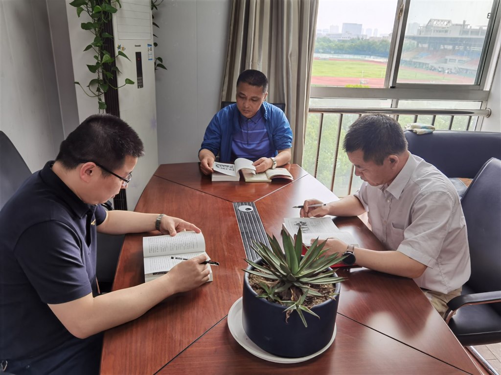 支委会全体学习.jpg