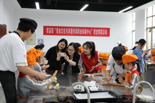 8亲子互动.JPG