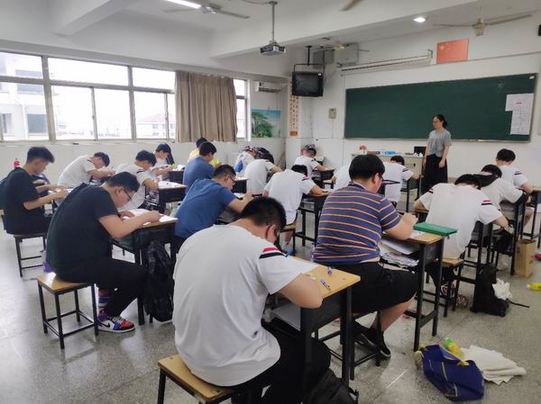 2全体学生抄画零件图.jpg