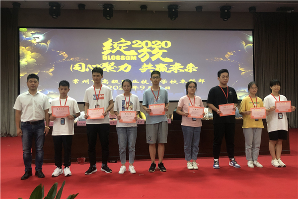 常州大学艺术学院陈院长为三创学生标兵颁发荣誉证书_副本.jpg