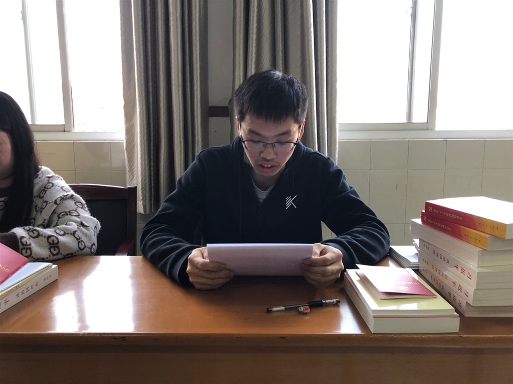 党员转正大会转正党员唐晨烨宣读转正申请书.JPG