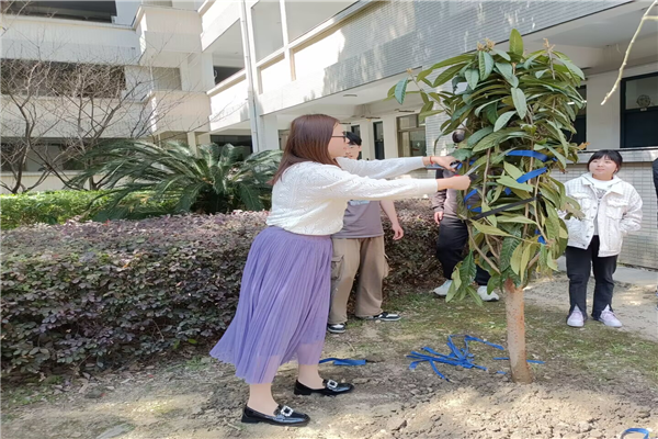 班主任剪彩.png