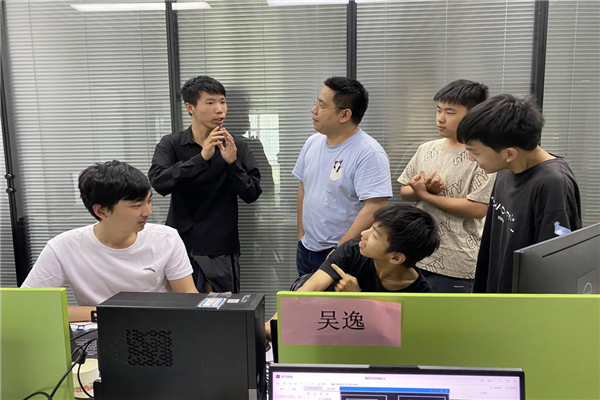 1我校学生与企业工程师讨论项目.png