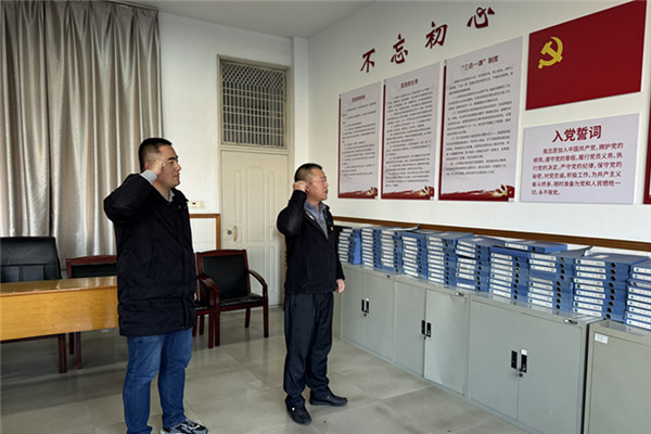 党员发展大会张朋涛宣誓_副本.jpg