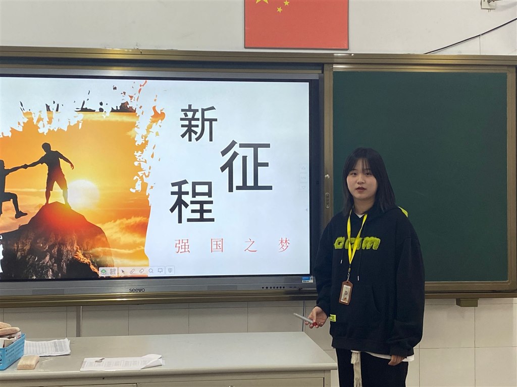 团支书带领同学们学习团课.jpg