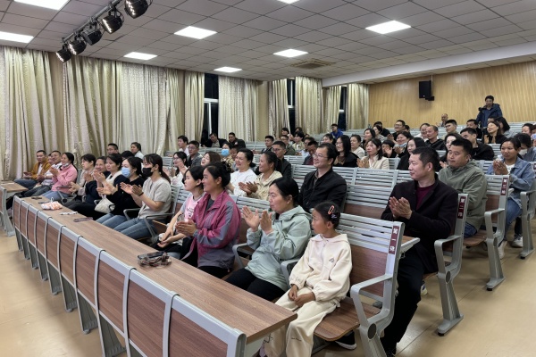 家长认真聆听.jpg
