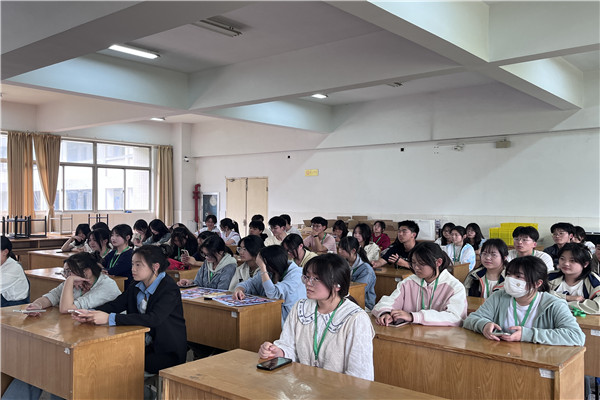 参赛学生认真聆听.jpg