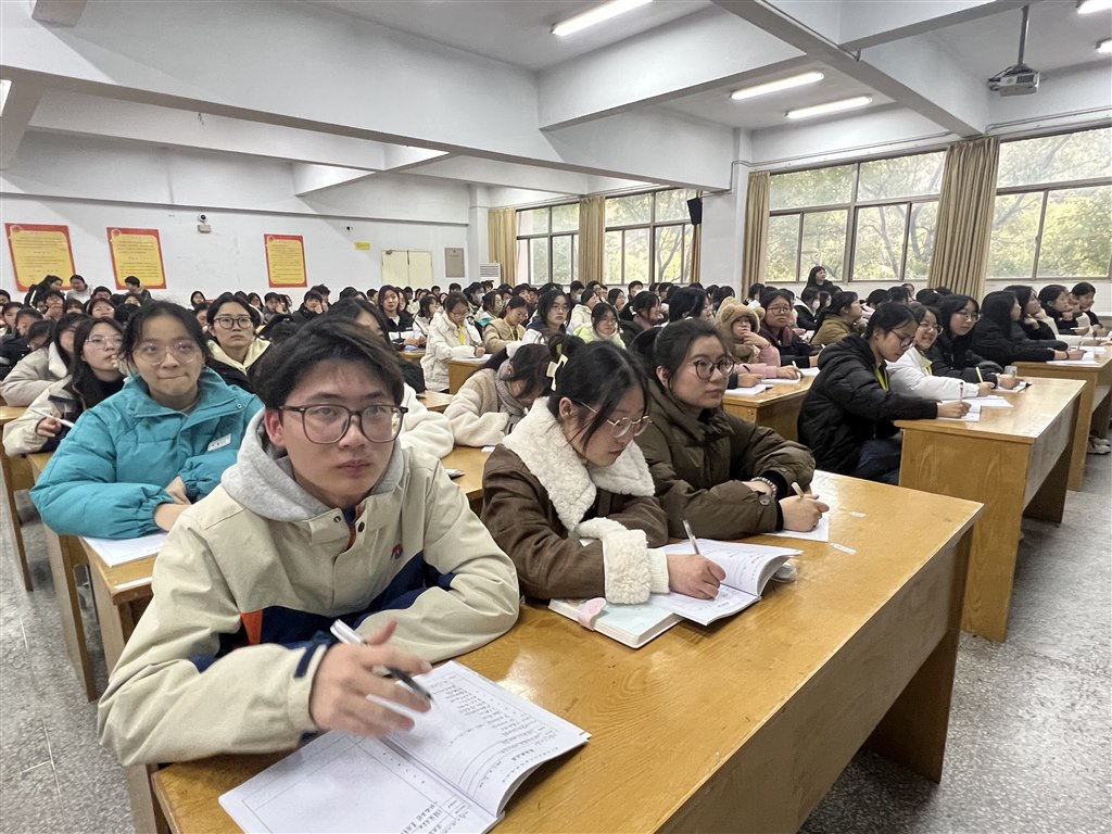 5学生认真听讲.JPG