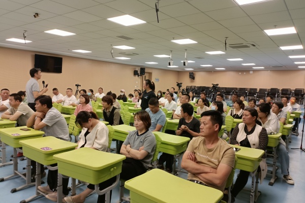 2老师与家长互动中.jpg