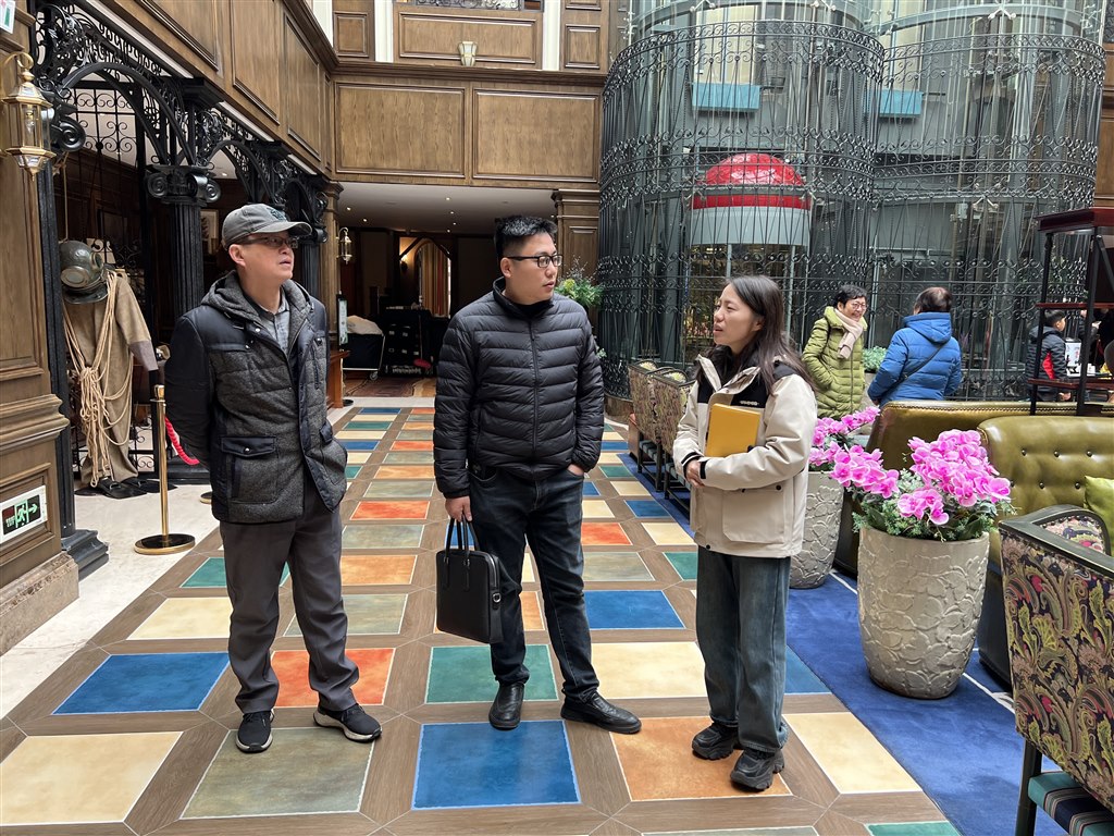 2参观恐龙人酒店 .JPG