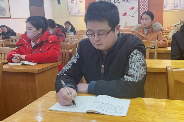 家长认真学习中.jpg
