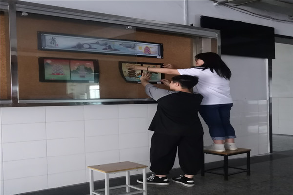 同学们正在布展_副本.jpg