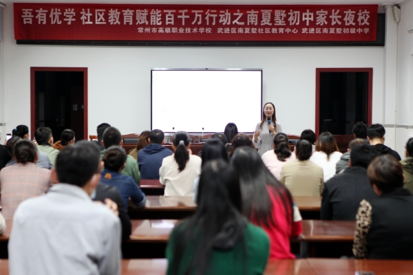 3学员认真听课.jpg