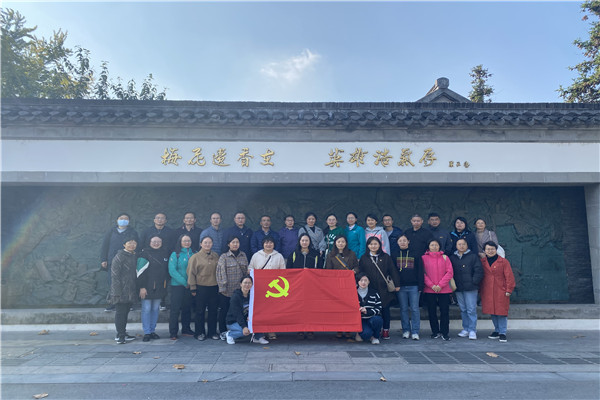 1参观史可法纪念馆合影.jpg