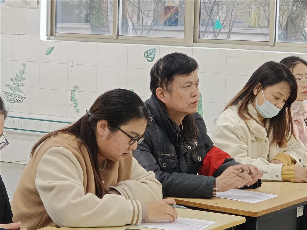 领导老师认真考核.jpg