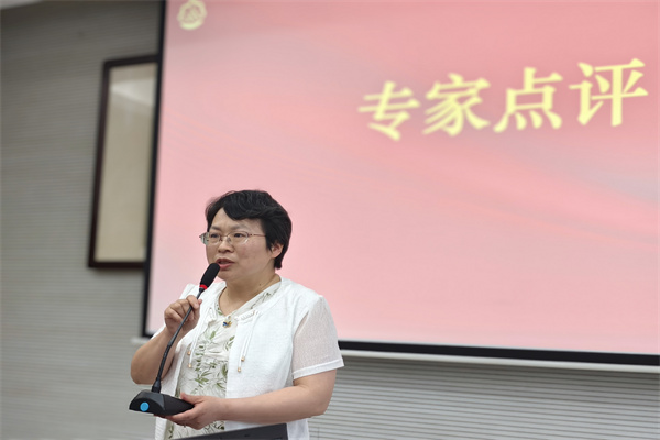 2领衔人王小红作点评1.jpg