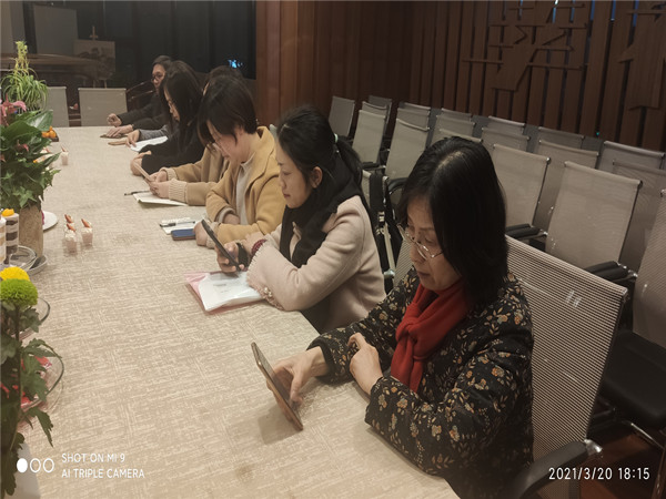 学员们品读经典.jpg