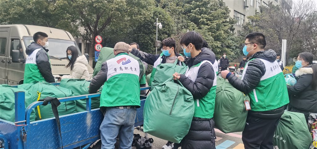 志愿者合力搬行李.jpg