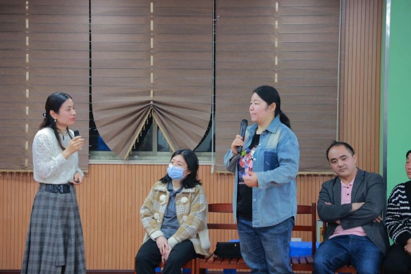 老师与家长互动中.jpg