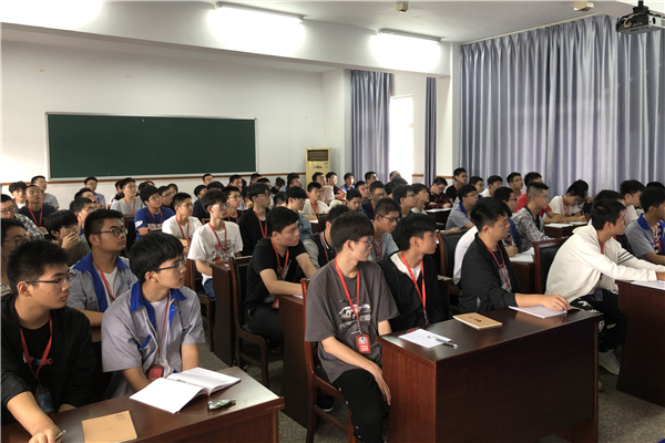 学生们认真聆听讲座内容_副本.jpg