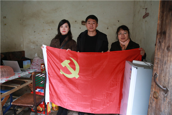 学生家中合影_副本.jpg