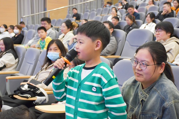 2孩子与老师互动.jpg